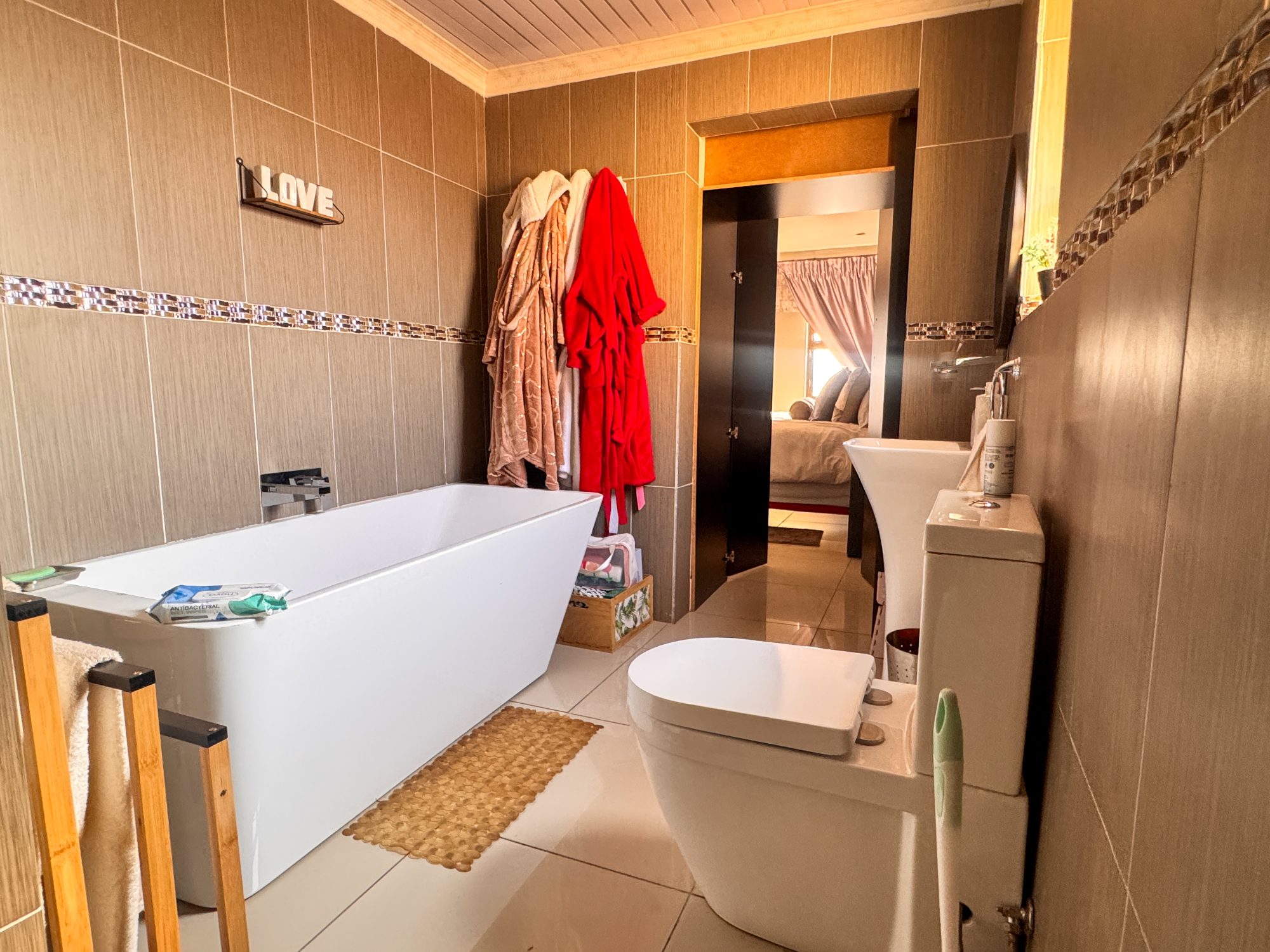 Spacious Double Storey Family Home with Modern Finishes & Excellent Security — image 15